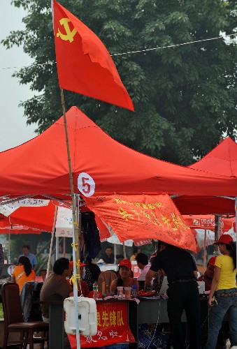 这是四川彭州市一共产党员先锋队报名处(2008年5月23日摄)。 新华社记者郝同前摄