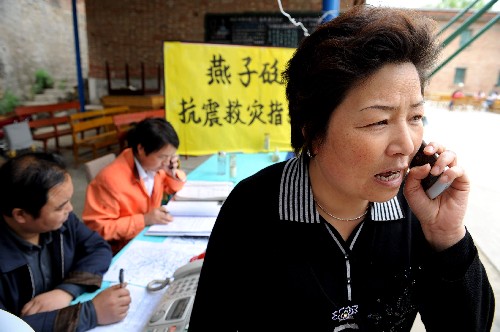 2008年5月13日,陕西宁强县燕子砭镇镇党委书记冯素梅在指挥抗震救灾。 新华社记者陶明摄