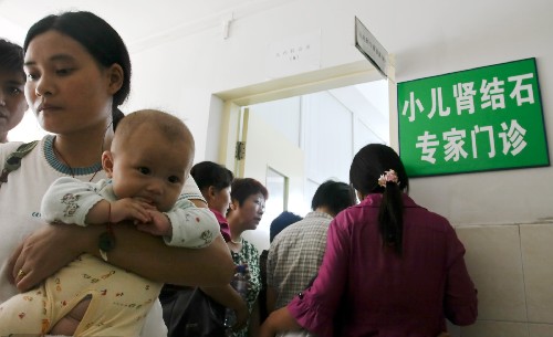 9月16日,安徽省立儿童医院小儿肾结石专家门诊前,有不少家长带着疑似孩童在等待接受诊断。安徽省立儿童医院开设了专家门诊接诊食用三鹿牌婴幼儿配方奶粉的婴幼儿。对于确诊的“奶粉结石宝宝”,省内各医院也按照国家卫生部要求开展免费救治,以保障患儿尽快得到治疗。 “三鹿牌婴幼儿配方奶粉”重大安全事故发生后,全国卫生系统和医疗专业工作人员立即行动起来,认真细致地对患儿进行了积极的筛查诊断和医疗救治。目前,已有一批患儿经过救治恢复健康。 新华社发(郭晨 摄)