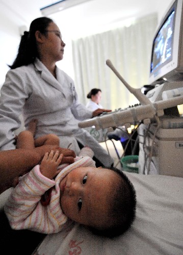 9月16日,食用过三鹿婴幼儿奶粉的儿童在银川市妇幼保健医院进行B超检查。 “三鹿牌婴幼儿配方奶粉”重大安全事故发生后,宁夏卫生部门部署各医院设立专家门诊,开辟绿色通道,积极开展相关病例筛查和患儿救治工作。截至16日17时,宁夏累计报告患肾结石婴幼儿病例94例,封存涉嫌污染的三鹿婴幼儿奶粉28418.4公斤。 “三鹿牌婴幼儿配方奶粉”重大安全事故发生后,全国卫生系统和医疗专业工作人员立即行动起来,认真细致地对患儿进行了积极的筛查诊断和医疗救治。目前,已有一批患儿经过救治恢复健康。 新华社记者 王鹏 摄