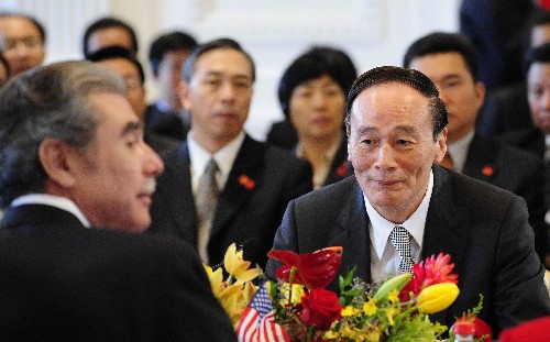 9月16日,正在美国洛杉矶出席第19届中美商贸联委会的中国国务院副总理王岐山(右)与美国商务部部长古铁雷斯举行会谈。当日,第19届中美商贸联委会在美国洛杉矶市尼克松图书馆举行。中国国务院副总理王岐山出席,并与美国商务部部长古铁雷斯和贸易代表施瓦布共同主持会议,美国农业部部长谢弗参加。 新华社记者张岩摄