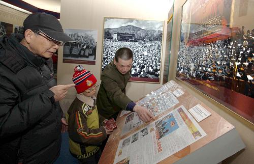 各界群众踊跃参观西藏民主改革50年大型展览 2月28日,参观者在观看展览。 在北京举办的西藏民主改革50年大型展览自2月24日开幕以来,各界群众参观踊跃。展览通过文献资料、文物档案、图片实物、场景复原、雕塑艺术和影视展播等多种形式,有力地说明了西藏自古以来是中国不可分割一部分,全面揭露了旧西藏政教合一封建农奴制的黑暗和达赖集团1959年武装叛乱的历史真相,生动展示了西藏民主改革这一波澜壮阔的历史进程和50年来西藏广泛深刻的历史巨变。 新华社记者 高学余摄