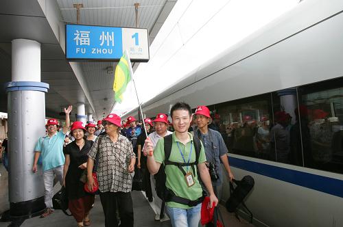 浙江首条高速铁路通车 9月28日9时39分,由温州首发的D3109列车顺利到达终点站--福州站,乘客们鱼贯下车出站。 当日,设计时速250公里的宁波--台州--温州铁路和温州--福州铁路正式通车。 甬台温铁路和温福铁路是国家铁路网沿海高铁的一部分,其中浙江段全长351公里,平均时速200公里,沿线设有宁波、奉化、宁海、台州、温岭、瑞安、苍南等19个车站,结束了浙江台州地区没有铁路的历史。 新华社发(郑鹏 摄)