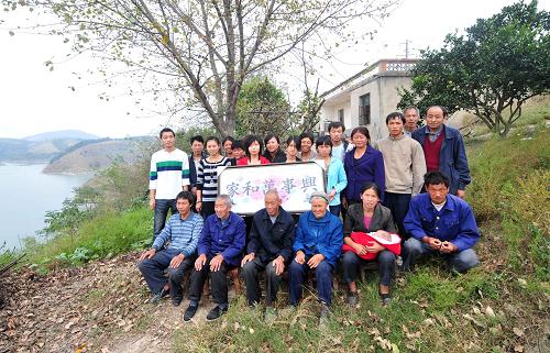 移民温成均一家搬迁前在丹江口库区老家与前来送行的亲友合影,告别过往,迎接新的开始(10月18日摄)。 10月20日,丹江口市习家店镇的第四批94户库区移民一起搬迁到湖北省荆门市的屈家岭管理区。走出大山,来到新移民安置点的南水北调库区移民开始了新的生活,逐步走向安居乐业。 搬进新居的第一天,移民们开始布置新家,并在新家里吃上了第一顿饭。条件还有些简陋,家里还有些凌乱,移民们还显得有些忙碌和陌生。但是新的一切毕竟拉开了帷幕。生活方式改变了——原先靠养鱼和种植柑桔致富的他们,搬进了楼房,用上了自来水,并在已经分得的菜地里开始习惯着耕种生活。对于库区移民们来说,新的生活才刚刚开始。 新华社记者郝同前摄