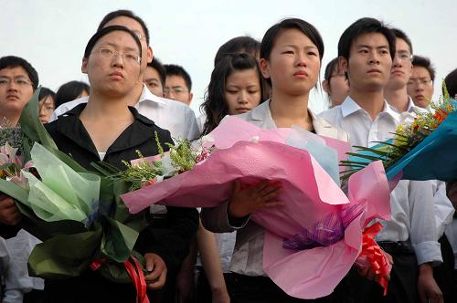 10月26日,长江大学的学生们自发来到江边,表达对昔日伙伴的哀悼。 为面对落入湍急江水的少年,长江大学14名大学生不顾自身安危,纷纷跳入水中救人。手挽手组成的“人梯”,挽救了两名孩童如花的生命,而陈及时、何东旭、方招3名大学生,却献出了年仅19岁的生命。 “90后”英雄群体舍己救人的事迹,在荆楚大地广为传颂,产生了强烈社会反响。24日以来,在古城荆州,无数市民自发来到事发现场,用鲜花祭奠逝去的生命。在公众心里,舍己救人的英雄群体,为当代青年铸造了一座“无字丰碑”。 新华社记者 魏梦佳 摄