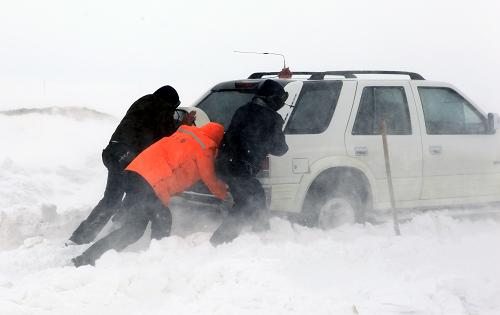 3月28日,新疆阿勒泰地区富蕴县公路段抢险队员在国道216线冒雪救助被困车辆。 当日,在国道217线距新疆阿勒泰市约25公里处风口区,由于风雪阻路,40多辆汽车和100多名群众被困,经当地消防、公路和交警部门3个小时的全力营救,被困人员全部脱险。与此同时,在国道216线风口区,当地公路部门也及时派出除雪设备清除积雪,截至28日17时,受阻路段全部被疏通。受乌拉尔山强冷空气东移南下影响,自27日夜间开始,新疆大部分地区出现大风及明显降水降温天气过程。 新华社发(丁宁 摄)