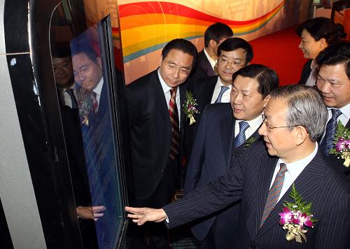 4月3日,与会嘉宾在启动仪式上参观《世博手机报》的样报。 当日,新华社与中国移动通信集团公司在上海联合推出《世博手机报》,全国4000万中国移动用户成为首批读者。作为上海世博会唯一东道主通讯社的新华社和上海世博会全球合作伙伴的中国移动,决定通过优势互补,联手打造主要内容包括世博新闻和服务信息两大板块《世博手机报》,为全国广大受众提供权威、丰富、精彩的世博新闻和及时、多元、实用的服务资讯,为人们提供一个了解世博、参与世博、共享世博的新闻之窗和行动指南。 新华社记者 裴鑫 摄