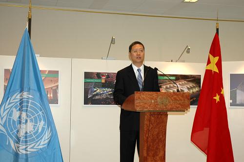 上海世博会图片展在联合国日内瓦办事处万国宫举办 4月26日,在瑞士日内瓦的联合国日内瓦办事处(联办)万国宫,中国常驻联合国日内瓦办事处代表何亚非在上海世博会图片展开幕式上致辞。当晚,由中国常驻日内瓦代表团和联合国有关机构共同举办的上海世博会主题图片展——“世界文明的盛会”在这里揭幕,400多名各界人士出席了揭幕仪式并参观了展览。 新华社记者杨伶摄
