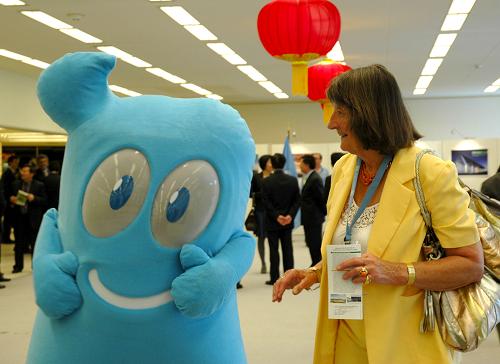 4月26日,在瑞士日内瓦的联合国日内瓦办事处(联办)万国宫,一名观众在上海世博会图片展上欣赏上海世博会吉祥物“海宝”。当晚,由中国常驻日内瓦代表团和联合国有关机构共同举办的上海世博会主题图片展——“世界文明的盛会”在这里揭幕,400多名各界人士出席了揭幕仪式并参观了展览。 新华社记者杨伶摄