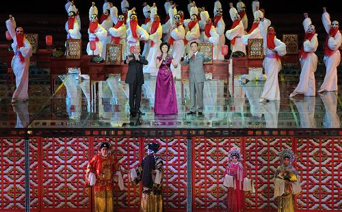 5月10日,于魁智(上左)、李胜素(上中)、孟广禄(上右)等在开幕式上表演京剧《欣逢盛世满目春》。 当日,第九届中国艺术节在广州开幕。中国艺术节是中国规模最大、规格最高、最具影响力的艺术盛会。本次“九艺节”还将开展第十三届“文华奖”和第十五届“群星奖”评选活动。 新华社记者 卢汉欣 摄