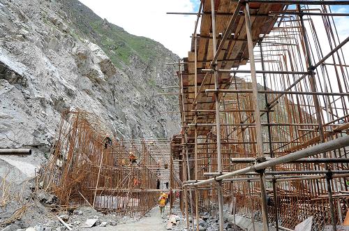 6月8日,在四川省茂县南新镇七星关明洞工程工地上,抢通人员正在拆除施工设备,确保国道213线单车通行。 6月7日夜,汶川地震重灾区——四川省阿坝藏族羌族自治州茂县受暴雨影响,暴涨的岷江水造成213国道茂县段彻底中断。这已经是有着“震中生命线”之称的国道,在近期内的第二次中断。 新华社记者 陈凯摄
