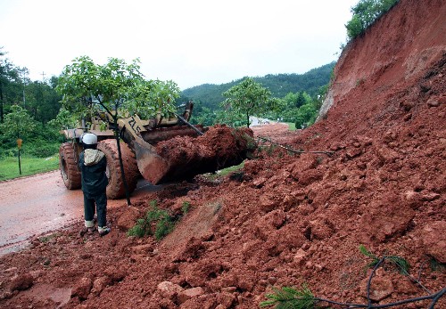 6月18日,江西省兴国县组织人员挖运因降雨引发山体滑坡后堆积的泥土。 17日8时至18日8时,江西部分地区下了中到大雨,局部大暴雨,主雨区在赣南。江西省要求全省各地必须按照防汛三级应急响应要求,继续做好各项防汛工作。 新华社发(李人庆 摄)