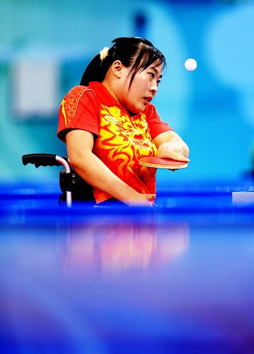 9月10日,中国选手李倩在比赛中发球。当日,在北京2008年残奥会乒乓球女子单打F3决赛中,李倩以3比0战胜斯洛伐克选手阿莱娜·卡诺娃,夺得冠军。 新华社记者徐家军摄