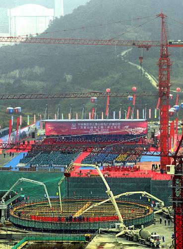 12月26日,秦山核电站两台百万千瓦机组扩建工程施工现场。新华社记者 谭进 摄