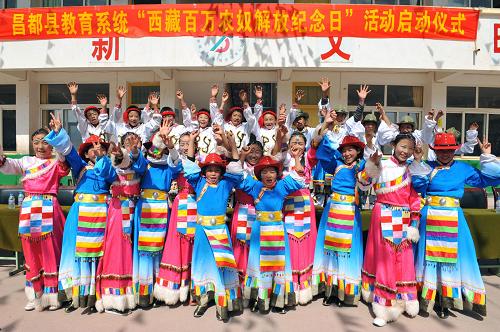3月23日,参加演出的小演员们合影留念。当日,西藏昌都县教育系统迎接“西藏百万农奴解放纪念日”活动启动仪式在昌都县城关镇达野中心小学举行。来自60多个乡镇中学、村办完全小学的500余名师生汇聚一堂,载歌载舞迎接“西藏百万农奴解放纪念日”的到来 。新华社记者 何俊昌 摄