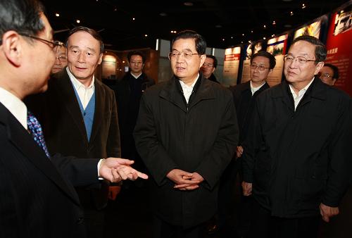 1月14日至17日,中共中央总书记、国家主席、中央军委主席胡锦涛在上海市考察工作。这是1月15日,胡锦涛在上海电气临港重装备制造基地考察时同企业干部职工共谋装备制造业调整振兴之策。 新华社记者 鞠鹏摄