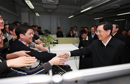1月14日至17日,中共中央总书记、国家主席、中央军委主席胡锦涛在上海市考察工作。这是1月16日,胡锦涛在展讯通信(上海)有限公司考察时看到研发团队的骨干都是年轻人,感到十分高兴。他鼓励大家抓住机遇,瞄准前沿,努力突破更多核心关键技术,推动我国通信产业实现更大发展。 新华社记者 鞠鹏摄