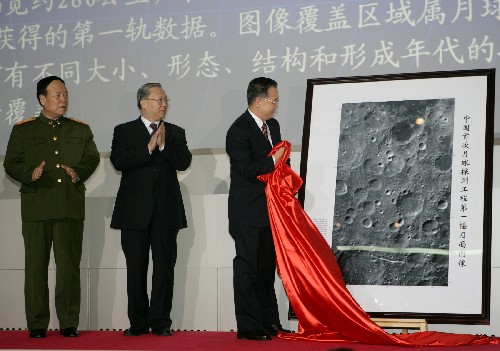 11月26日,中国国家航天局正式公布嫦娥一号卫星传回的第一幅月面图像。中共中央政治局常委、国务院总理温家宝来到北京飞控中心揭开图像,并发表讲话。 新华社记者黄敬文摄