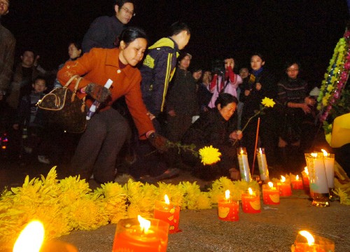 12月1日晚,浙江金华市民在婺江江边祭奠英雄孟祥斌。