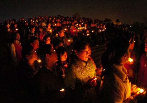 12月1日晚,浙江金华市民在婺江江边祭奠英雄孟祥斌。