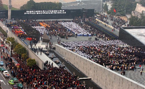 南京举行隆重集会悼念30万同胞遇难70周年 12月13日,各界人士参加悼念活动。 当日上午10时,凄厉的警报声响彻南京城上空。中央和国家有关部门、江苏省暨南京市各界代表,以及海内外和平友好人士近8000人,在侵华日军南京大屠杀遇难同胞纪念馆集会广场,隆重举行悼念侵华日军南京大屠杀30万同胞遇难70周年暨侵华日军南京大屠杀遇难同胞纪念馆扩建工程竣工仪式。 新华社记者 杨磊 摄