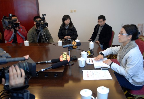 温州特大火灾原因初步查明 12月13日,温州市鹿城区委宣传部长赵智展(右一)向媒体记者发布当地政府关于火灾善后工作的布置情况。 据悉,造成21人死亡的温州市特大火灾原因已初步查明,火灾是由温富大厦的裙楼一楼“朵朵鲜”花店后墙墙根的明线冒出火花,迅速燃起花店里的包花纸和塑料花。火苗迅速蔓延,导致大量浓烟涌入二楼的舞厅。当时舞厅内有200人左右,大部分逃生,但有19人因一氧化碳中毒窒息死亡。花店里共有9人,7人逃生,2人烧死。过火面积1270平方米。 新华社记者 黄深钢摄