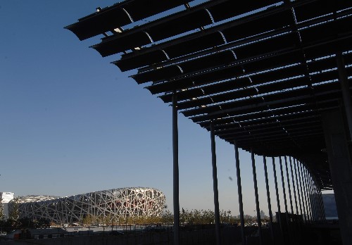 北京奥运场馆建设进入最后冲刺阶段 来自北京市“2008”工程建设指挥部办公室的统计数据表明,截至今年11月30日,北京31个奥运会比赛场馆中已有26个通过竣工验收;22个用于“好运北京”系列测试赛的场馆全都顺利通过测试赛的检测;45个独立训练场馆中已有30个通过竣工验收,目前还在施工的项目也都陆续进入扫尾阶段。如今,“2008”工程已进入最后的冲刺阶段,北京正积极兑现奥运场馆方面的承诺。这是10月31日拍摄的已经竣工的国家体育馆(右)与正在加紧施工的国家体育场(鸟巢)。 新华社记者罗晓光摄