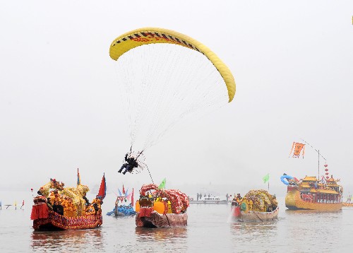 千桨万篙闹溱湖 4月6日,龙船队行驶在溱湖上。 当日,第三届中国湿地生态旅游节暨2008中国姜堰溱潼会船节在位于江苏省姜堰市的溱湖国家湿地公园开幕。当地500条各式船只和上万名会船选手云集溱湖,10多万中外游客争相观睹。溱潼会船始于南宋时期,当地百姓为了祭奠为抗金捐躯的南宋将士,每年清明会船于溱湖上,相沿至今。 新华社记者 杨磊 摄