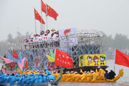 4月6日,由溱湖镇农民制作的“鸟巢”彩船行驶在溱湖上。