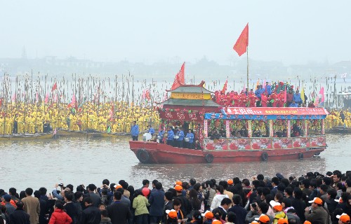 4月6日,众多游客云集溱湖观看会船盛况。