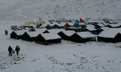 珠峰山区普降中雪 珠峰山区从3日凌晨开始普降中雪,整个山区被皑皑白雪覆盖。截至10时45分,大本营积雪深度达3厘米,温度为零下3.4摄氏度,湿度为87%。 图为雪中珠峰大本营。(5月3日摄) 新华社记者索朗罗布摄