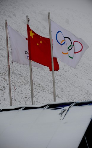 图为在珠峰大本营,中国国旗、奥运五环旗和北京奥运会会旗在雪中迎风飘扬。(5月3日摄) 新华社记者索朗罗布摄