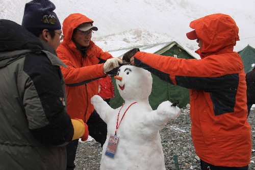 5月3日,工作人员在珠峰大本营堆雪人。
