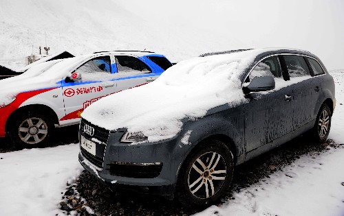 图为停泊在珠峰大本营的越野车被白雪覆盖。(5月3日摄) 新华社记者张铎摄