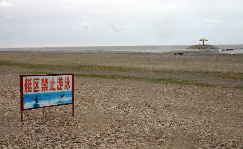 达赉湖岸退缩,过去的游艇区如今已干涸(5月23日摄)。