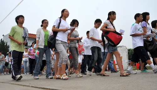 北川地震灾区延考考生今日应考 7月3日,在绵阳长虹培训中心考点,北川中学和来自北川的其他高考学生,在这里参加高考。这是考生正步入考点。 当日,备受关注的川甘12万地震灾区考生顺利步入高考考场,考试时间是7月3日、4日、5日。其中,大约有78%的考生在本地活动板房参加考试,15%的考生在本地经过抗震鉴定合格的教室里参加考试,极少部分考生到异地参加考试。 新华社记者陈燮摄