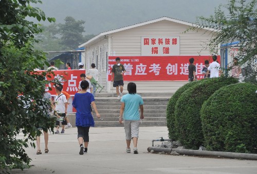 7月3日,在绵阳长虹培训中心考点,北川中学和来自北川的其他高考学生,在这里参加高考。