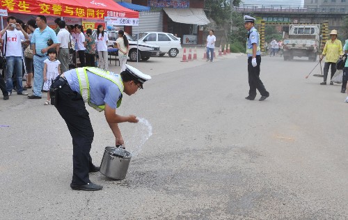这是民警正在考场外的道路上洒水。