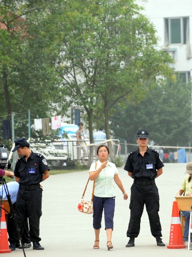 7月3日,为加强考场安全措施,在绵阳长虹培训中心考点,特警在考场外拉起警戒线,非考生不得入内。