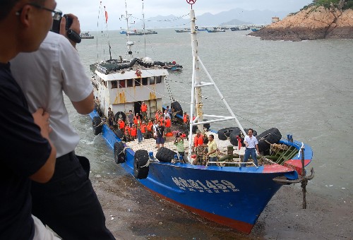 福建宁德边防救起4名海上遇险台胞 7月30日,搭乘4名获救台胞的船只缓缓靠岸。经过100多个小时不间断拉网式搜索,当日,福建省宁德市公安边防官兵在霞浦县三沙镇北沃岛成功救起4名台胞,并将他们转送当地医院进行紧急救治。 7月25日20时许,搭乘4名台胞和1名大陆渔工的“庆鸿168”台轮从宁德三沙港出港不久突发火灾,5名船上人员被迫跳海逃生。2天后大陆渔工被三沙边防搜救船只救起。另外4名台胞经过边防官兵5天5夜的搜救,最终在三沙海域的无人荒岛北沃岛上被发现并安全获救。 新华社记者 姜克红 摄
