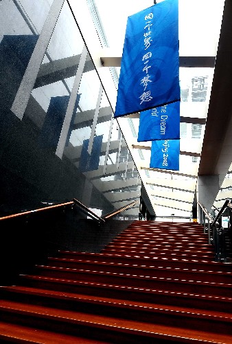 青岛奥帆赛媒体中心的梯形走廊(8月1日摄)。