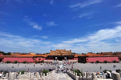 北京迎来蓝天白云 8月15日,北京天气晴朗,在蓝天白云映衬下的故宫壮观美丽,吸引了大批游客参观游览。 新华社发