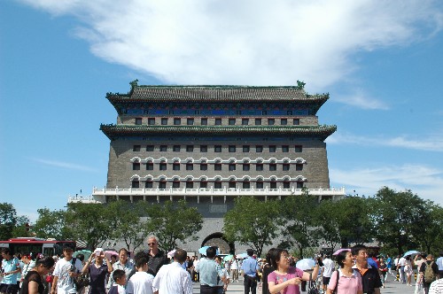 8月15日,中外游客在北京前门游览。当日,雨后的北京迎来蓝天白云,天气晴朗,迎来众多中外游客。 新华社发
