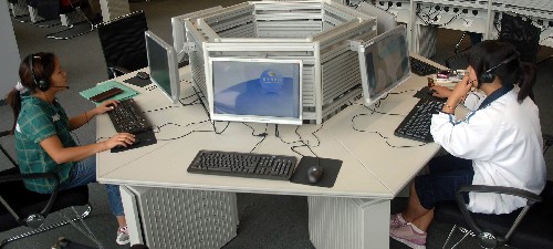 9月9日,读者在国家图书馆二期新馆数字共享空间内上网。