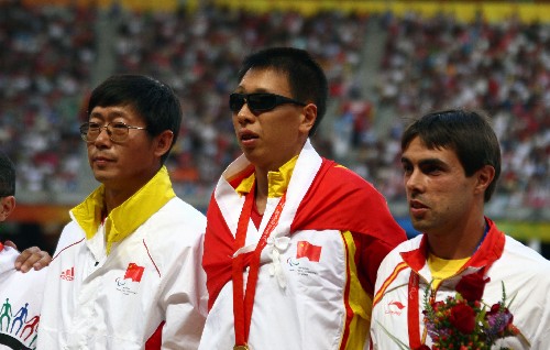 中国选手李端获得男子三级跳远F11级冠军