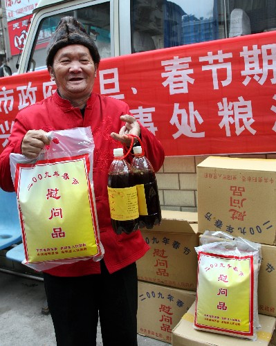 贵阳向低保家庭发放元旦春节慰问品 12月25日,贵阳市低保户罗老伯高兴地展示领到的大米和食用油。当天,贵阳市首批803个低保居民家庭领到了政府有关部门发放的大米和食用油等2009年元旦春节慰问品。 新华社发(彭年 摄)