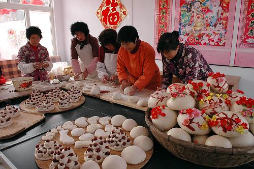 1月17日,在山东省日照市北京路街道车家村老年之家,村民们在做花馍。山东省日照市有春节蒸花馍的习俗,每年春节前,当地村民们都会聚集在一起蒸花馍,为即将到来的新春佳节增添浓浓年味。花馍可以用来敬神祭祖或当作走亲访友的馈赠礼品,车家村村里70岁以上的老人春节前都能收到一份花馍年礼。 新华社发(陈为峰 摄)