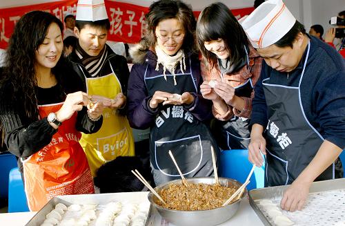 1月18日,义工们在福利院里包饺子。当日是农历小年,内蒙古包头市140多名义工自带面粉和肉馅,来到包头市社会福利院,为这里的老人和孩子包饺子,共度温馨小年。 新华社发(周蕾 摄)