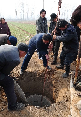 不等不靠 浇麦自救