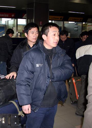 罗马尼亚最后一批遭遇身份问题的中国工人顺利回国 2月23日,在罗马尼亚首都布加勒斯特北郊的科安德国际机场候机大厅,部分中国建筑工人正在等待办理登机手续。当天上午,50多名河北籍工人分两批登上了回国的航班。至此,因务工居留手续出问题而在罗马尼亚“非法滞留”的300多名吉林、江苏和河北省务工人员基本都顺利回国。去年底开始,这些工人频繁前往我驻罗使馆请愿。工人们反映,他们来罗务工半年多,雇主未能及时为大家办妥合法务工和居留手续,使许多人实际上成了“黑工”。此外,工人到罗后实际领取的工资与国内派出单位当初的承诺有出入,罗方雇主克扣和拖欠工资的情况时有发生。工人们要求国内劳务公司退还“中介费”,尽快安排他们回国。新华社记者陈进摄